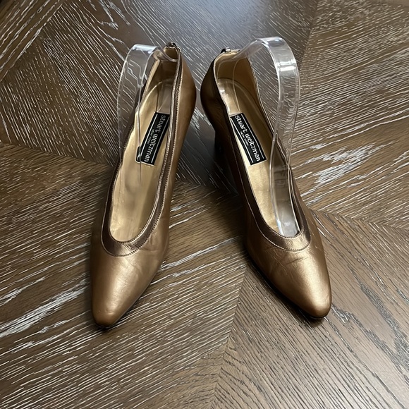 Vintage Stuart Weitzman metallic brown with bronze rounded toe heel/pump 2.75” - Picture 3 of 17